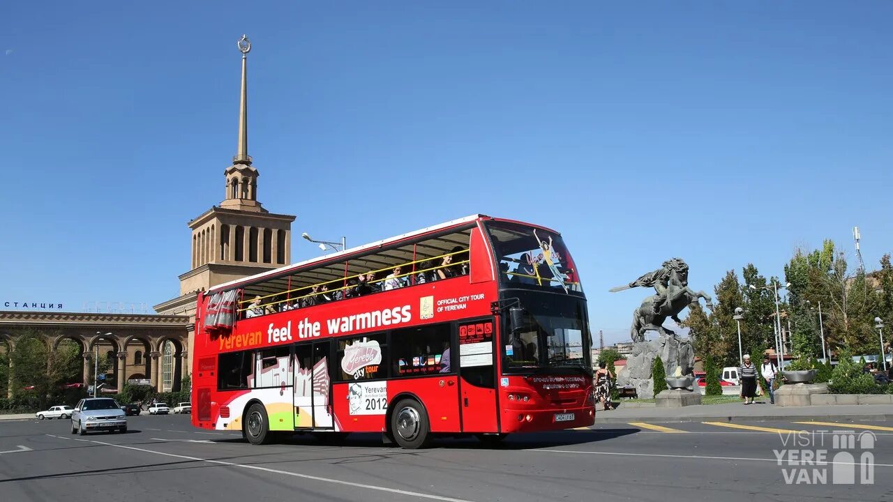 Экскурсии на красном двухэтажном автобусе. Ереван Сити. Yerevan City Tour. Красный автобус Sightseeing Ереван. Экскурсия на двухэтажном автобусе Ереван.