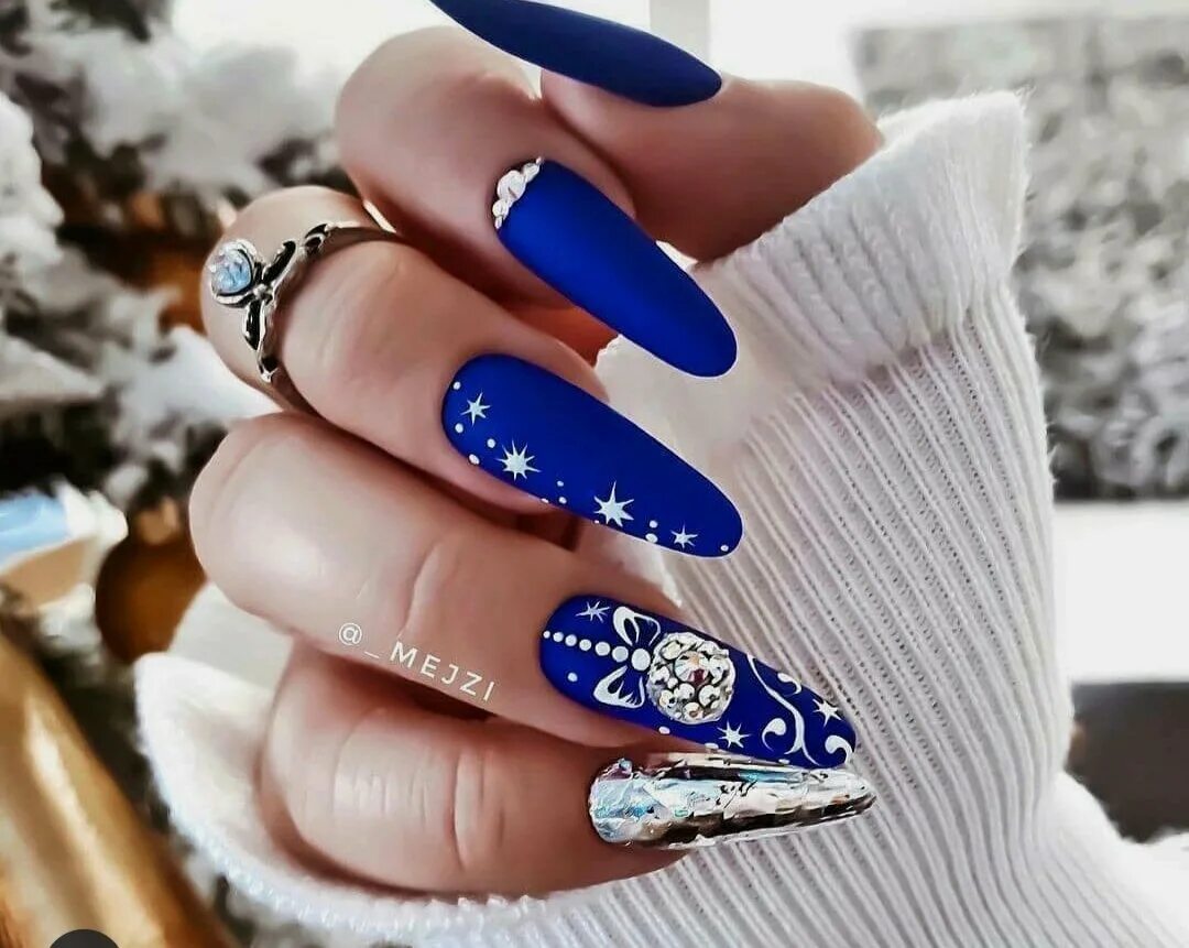 Дизайн ногтей зима 2023 2024. Синий маникюр на новый год 2022. Синие ногти на новый год. Синие зимние ногти. Новогодний маникюр 2022 синий.