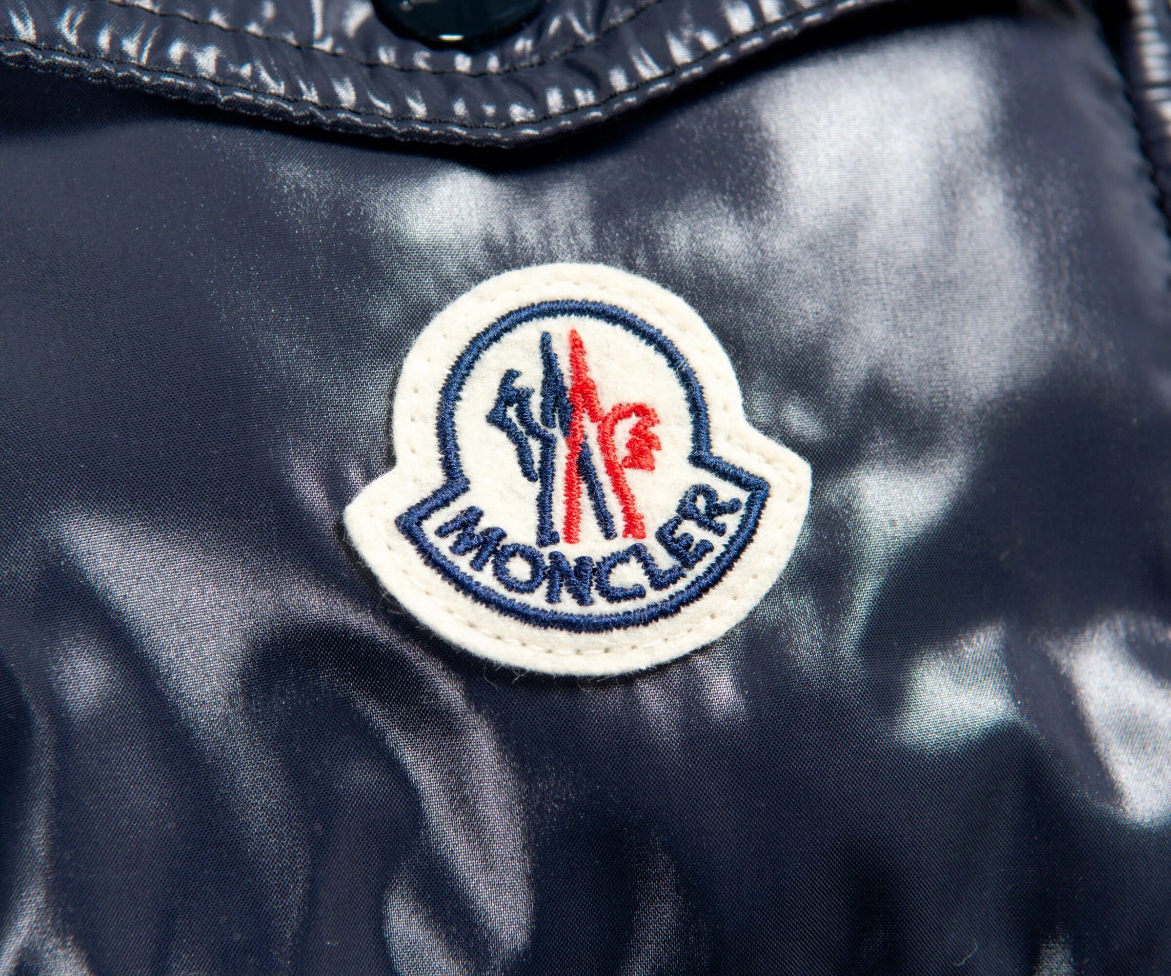 Логотип монклер. Нашивка монклер. moncler maya патч. логотип монклер на куртке. поло монклер легит.