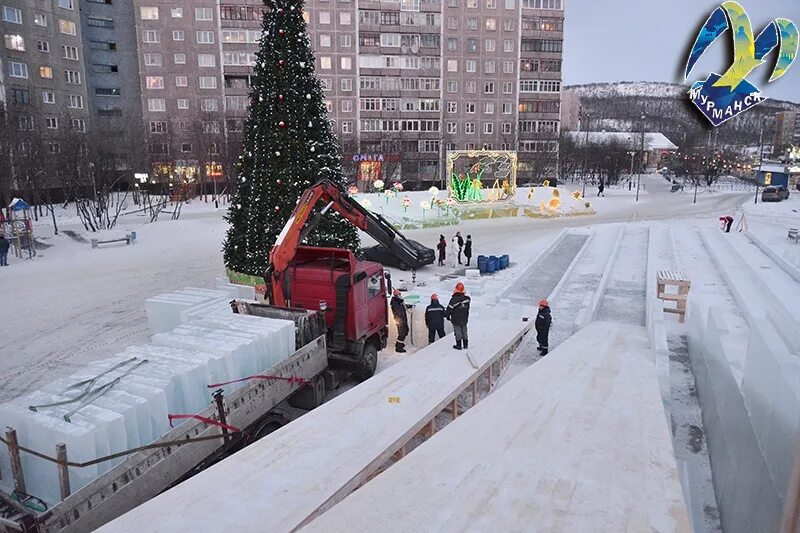Ледяные горки в мурманске. Горки в мурманске. Ледяная горка в мурманске 2022. Мурманск горка. Озеро с горками.
