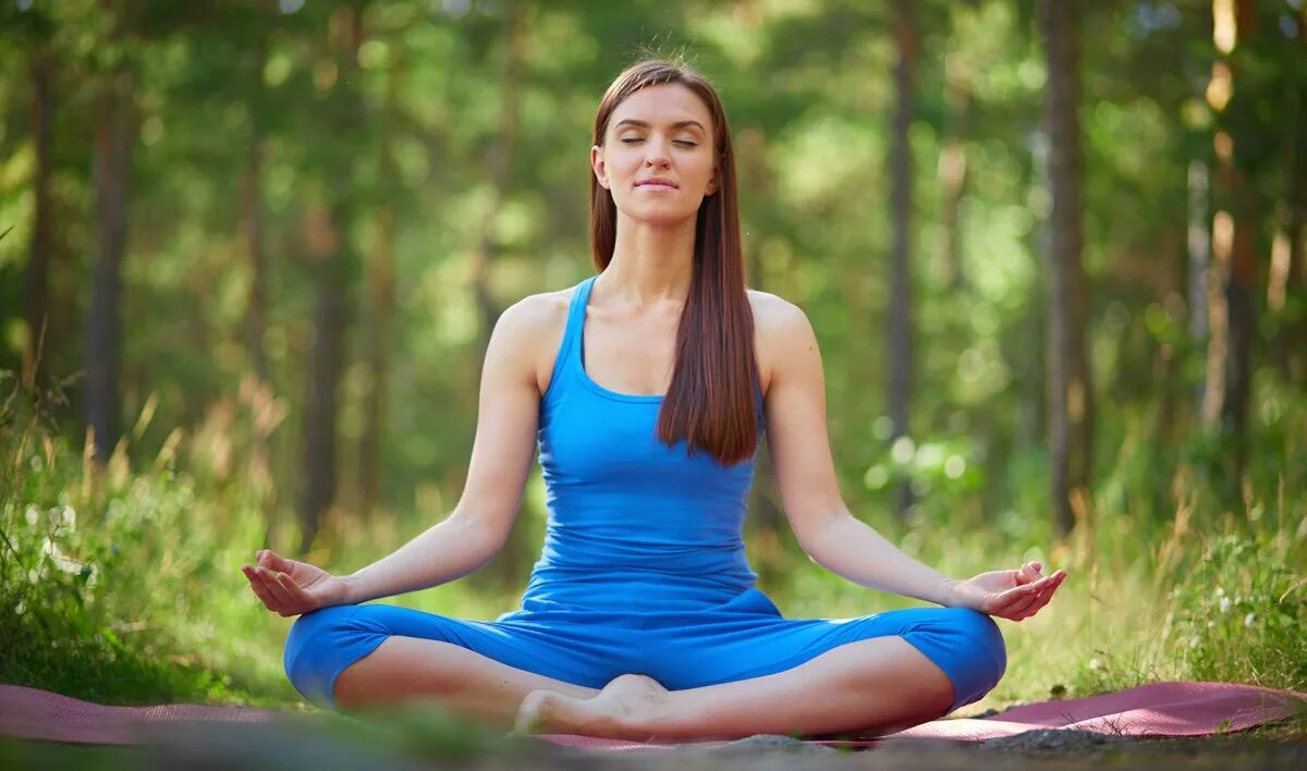 Падмасана. Девушка медитирует. Девушка в позе лотоса. Йога медитация.