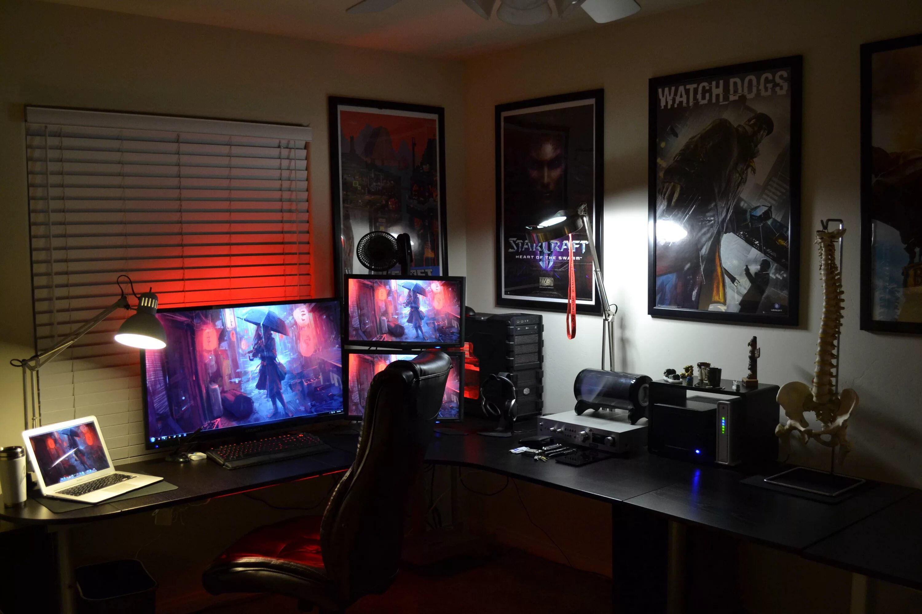 Геймерская комната. Стол компьютерный геймер термит. Моя комната рисунок. There is there are картинки для описания. Игровая комната компьютерная.