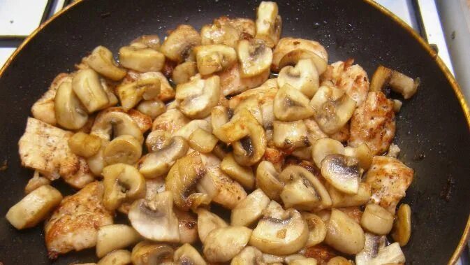 Как делается курица с грибами. Курица с грибами в сливочном соусе на сковороде. курица с грибами пп. что приготовить из куриной грудки с грибами на сковороде. курица капуста грибы пп вариант ужин.