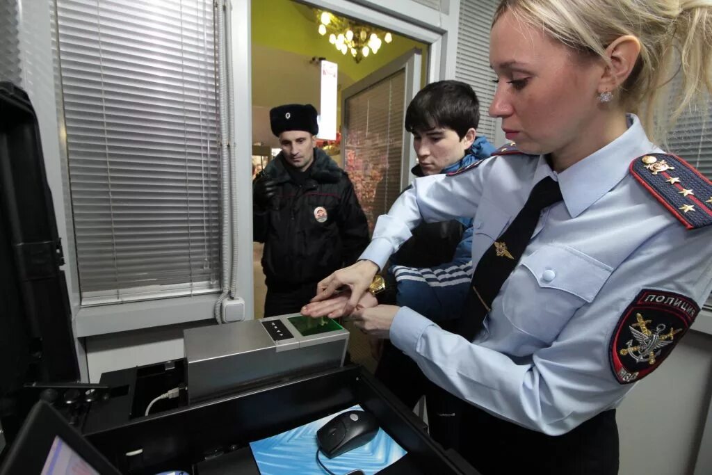 Работница полиции на месте преступления