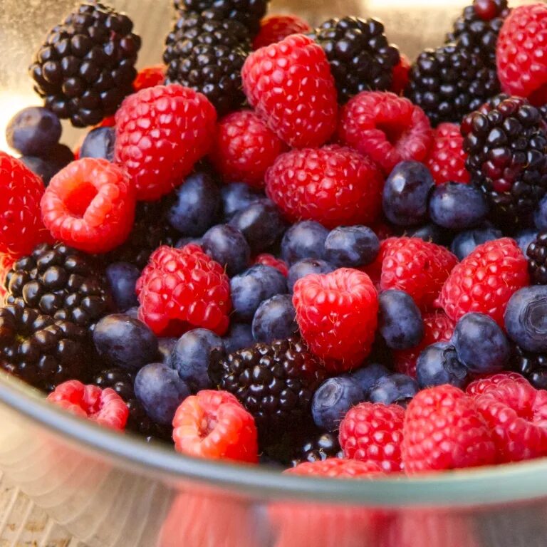 Какие ягоды фрукты в июне. Ягодный микс. Берри ягода. Ягода (плод) ягоды. Фрукты ягоды микс.