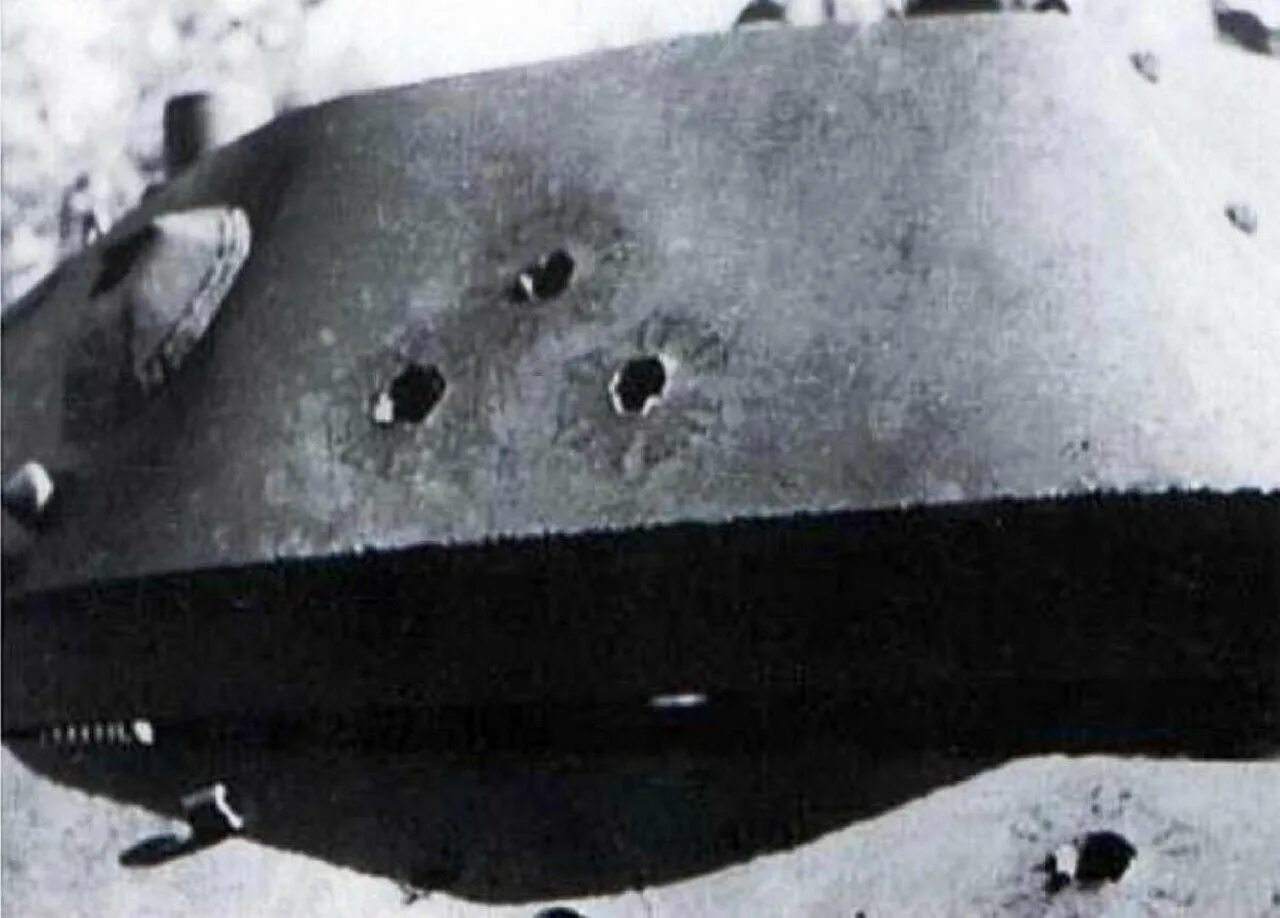 Броня танка т 34. Брони пробитие кв1. Пробитая броня танка подкалиберным снарядом. Подкалиберный снаряд т 34.