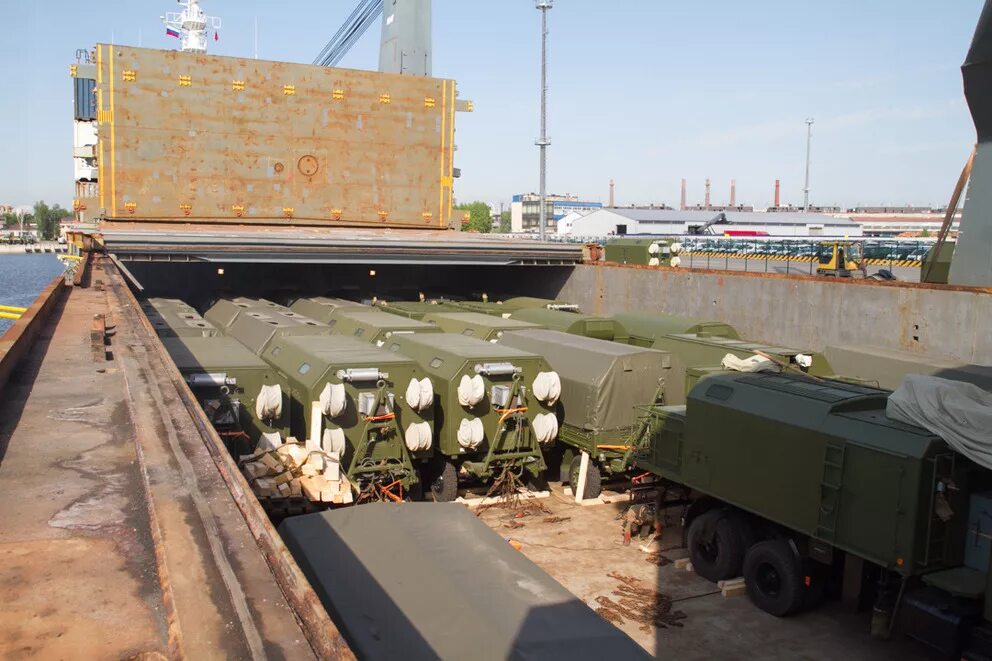 Где груз военных. Транспортные войска. Военные перевозки. Погрузка военной техники. Погрузка техники на судно.