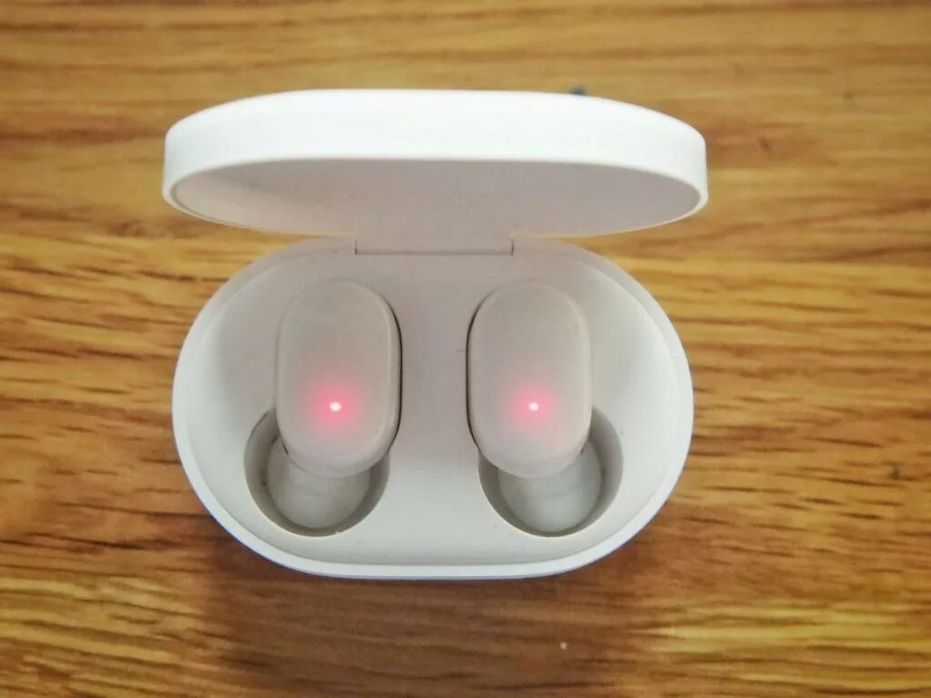 Как подключить airdots. Наушники сяоми эирдотс. xiaomi airdots 2 белые. наушники ксиаоми коробка. беспроводные наушники xiaomi с индикатором.
