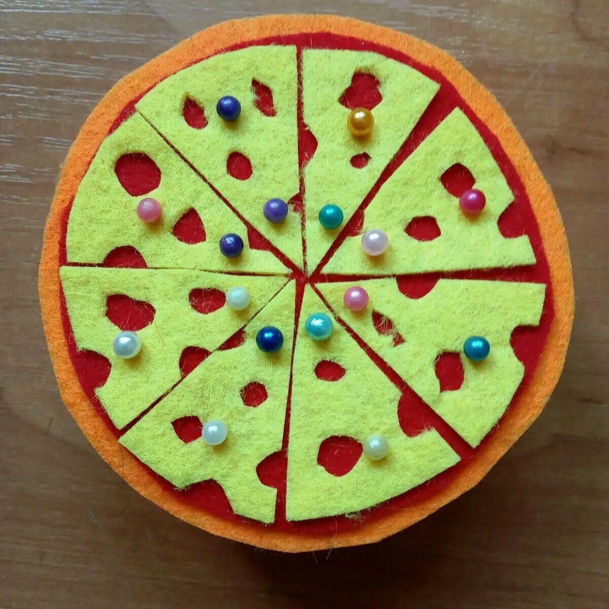 Аппликация из бумажной пиццы. Пицца для детей. Упаковка для кусочка пиццы. Пицца аппликация. Сделать пиццу из бумаги.