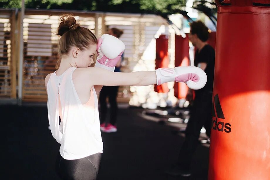 Гимнастика для детей. Девочка 10 лет занимается спортом. Маленькие гимнастки. Занятия на пилоне для детей. Спортивная гимнастика дети.