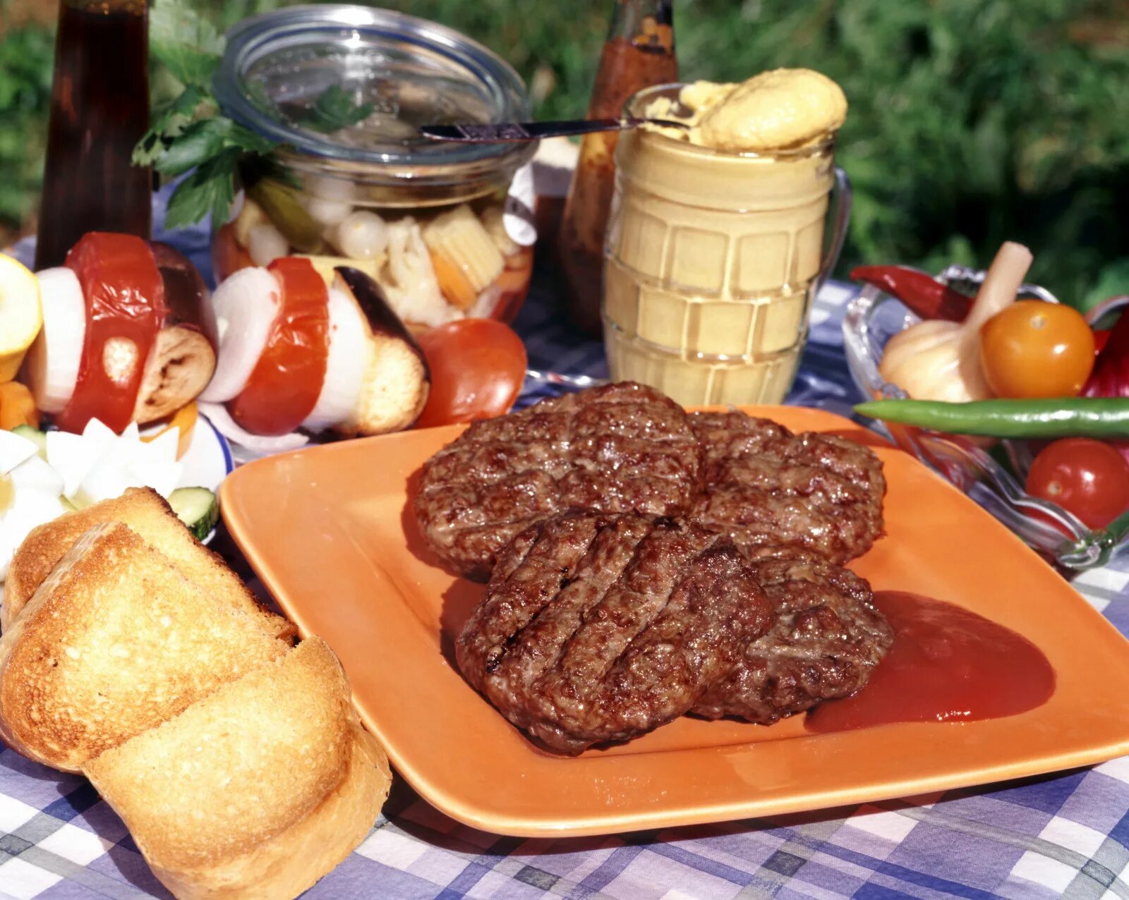 Шашлык в хлебе. Мясной завтрак. обед шашлык. мясо и хлеб шашлык.