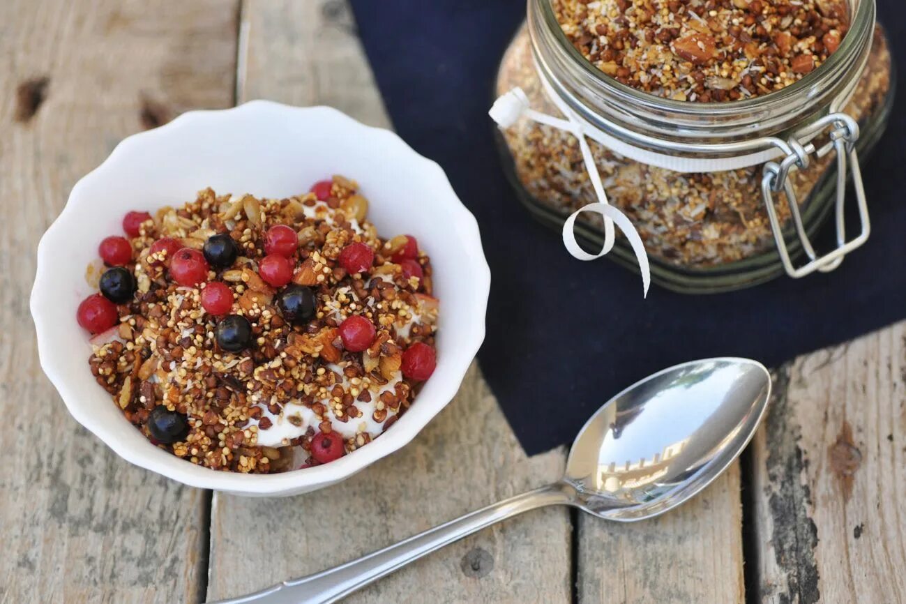 Можно есть гречку вечером. Вецс Путра. Granola мюсли. Гречневая гранола. Каша с гранолой.