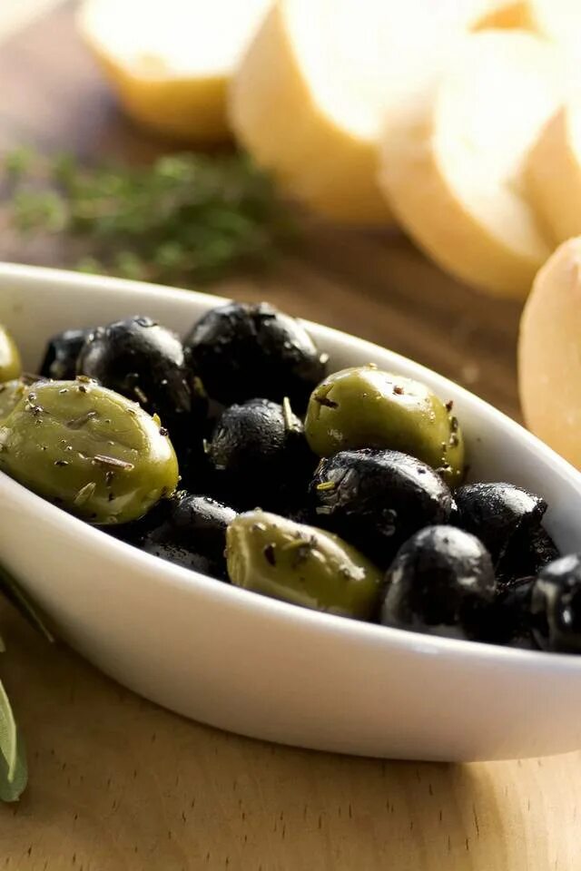 Маслины польза и вред для организма консервированные. Оливки. Маслины. Спелые оливки. Оливки фото.