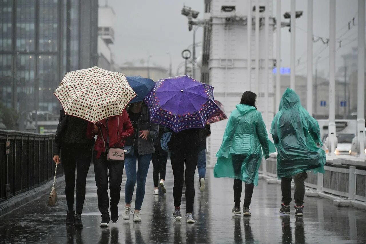 Погода москве дождь будет. Дождь в Москве. Ливень в Москве. Дождь в центре Москвы. Погода в Прохладном.