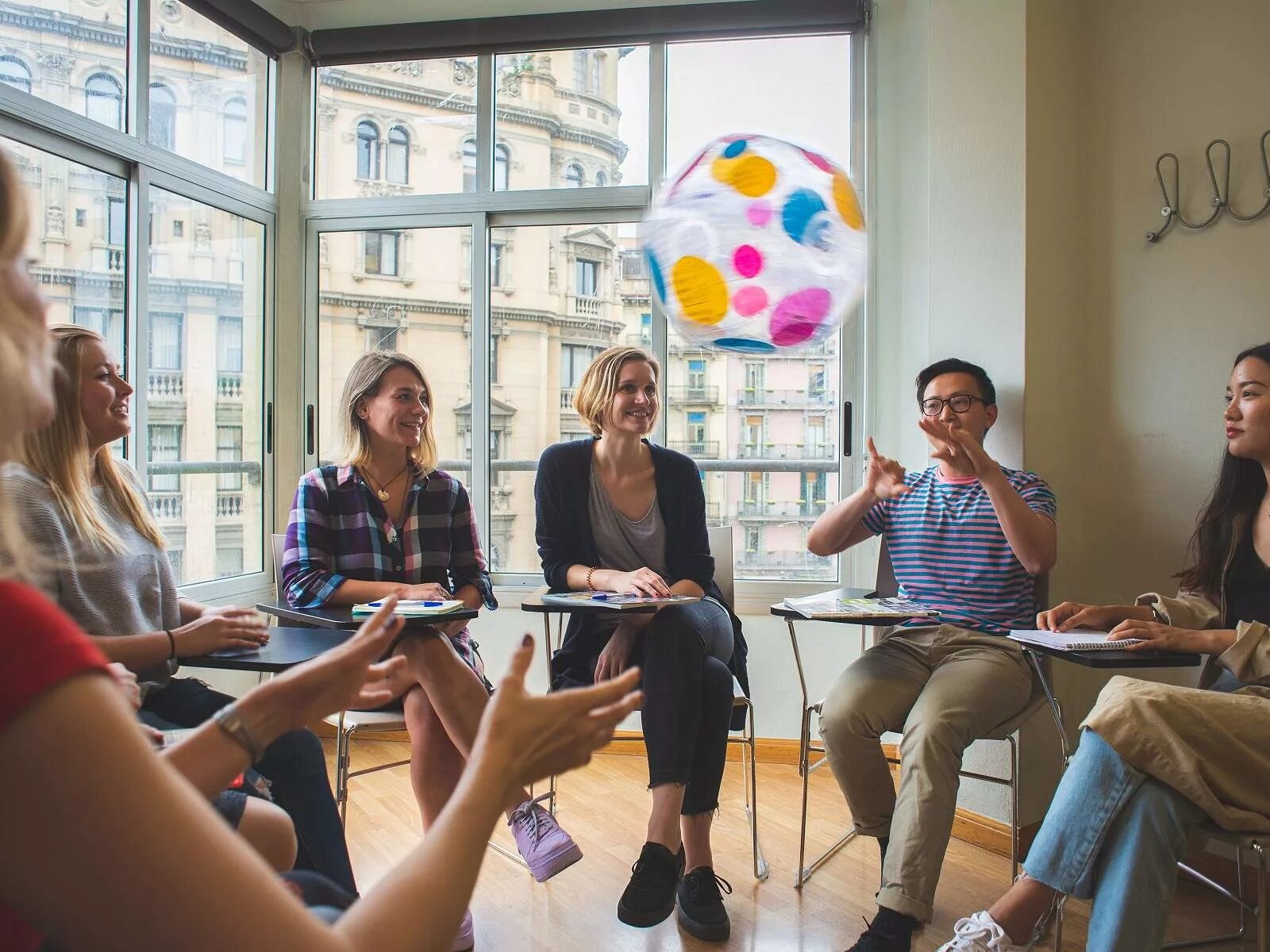 Фотосессия в языковой школ. Английский язык лендинг. Языковая школа занятия. Сайты языковых школ. Языковой школы.