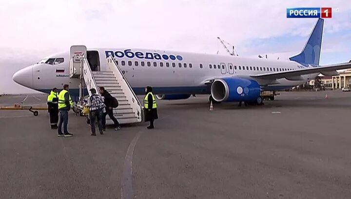 Аэропорт махачкала самолет. Махачкалу летают самолеты. Самолет махачкала посадка. Много полётов в печёрочке. Махачкалу летают самолеты.