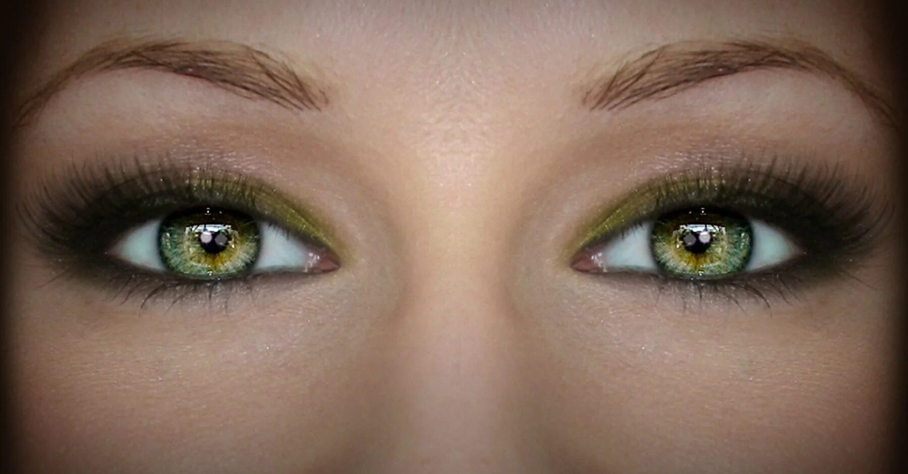 видеть зеленые глаза. видеть зеленые глаза. глаз крупно. красивые радужки глаз. каре-зеленые глаза.