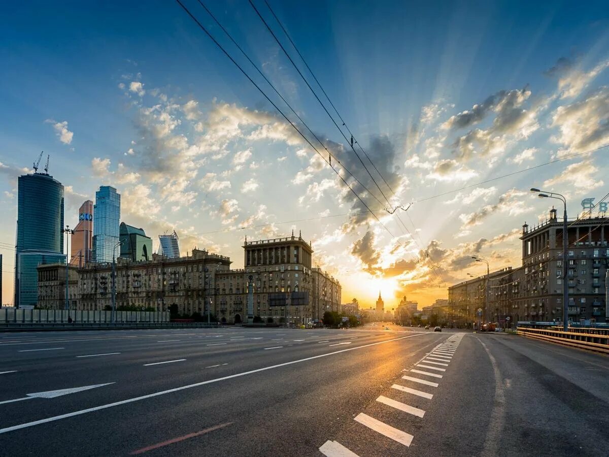 Дорога в городе. Утро в городе. Утренний город. Москва летом.