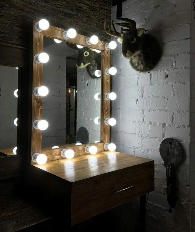 Столик зеркало с лампочками. Гримерный стол лофт. Гримерныйстло лоыт. Лофт гримерный стол с зеркалом. Гримерное зеркало в стиле лофт.