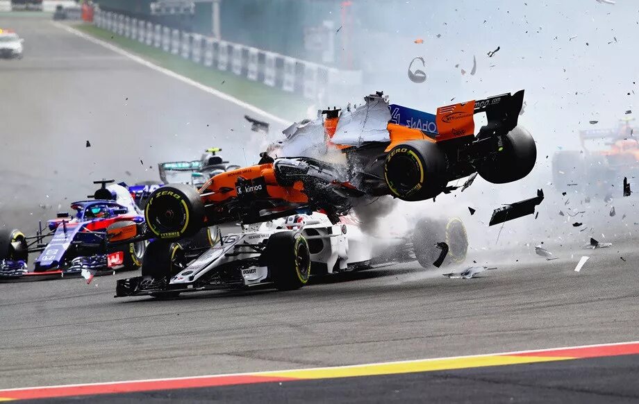 Гоночный болид разбитый. Болид перевернулся. F1 formula. Разбитая формула 1. F1 crash.