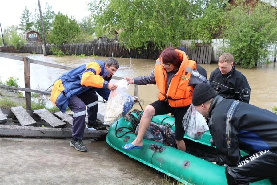 Спасение людей от наводнения. Наводнение эвакуация. Мчс россии наводнения спасатель. Стихийные бедствия наводнение. Спасение людей при наводнении.