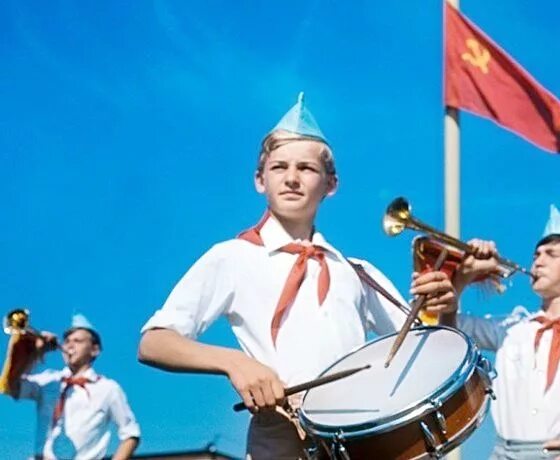 песенка о веселом барабанщике. дети барабанят обои. окуджава , муз. веселый барабанщик сборник булат окуджава. песенка о веселом барабанщике.