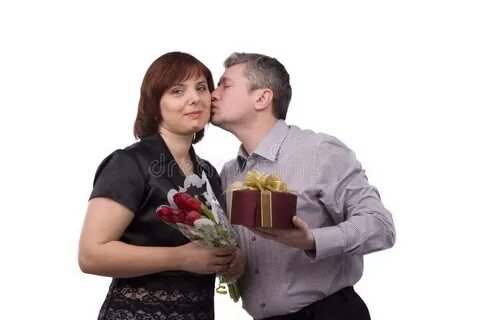 Жена дарит мужу кольцо