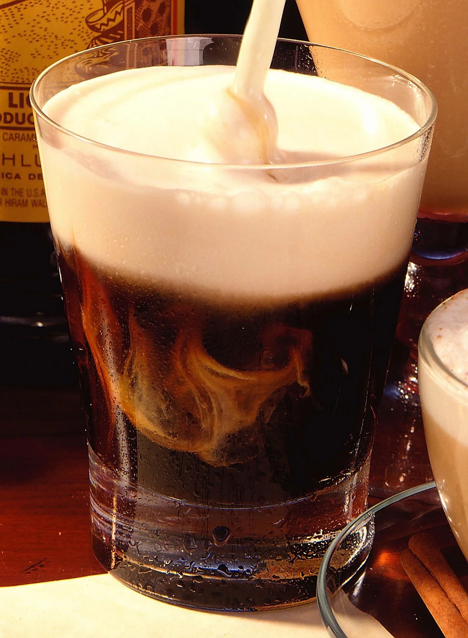 Black russian коктейль. Коктейль черное и белое. Коктейль черное белое. Коктейль черное белое. Черный русский.