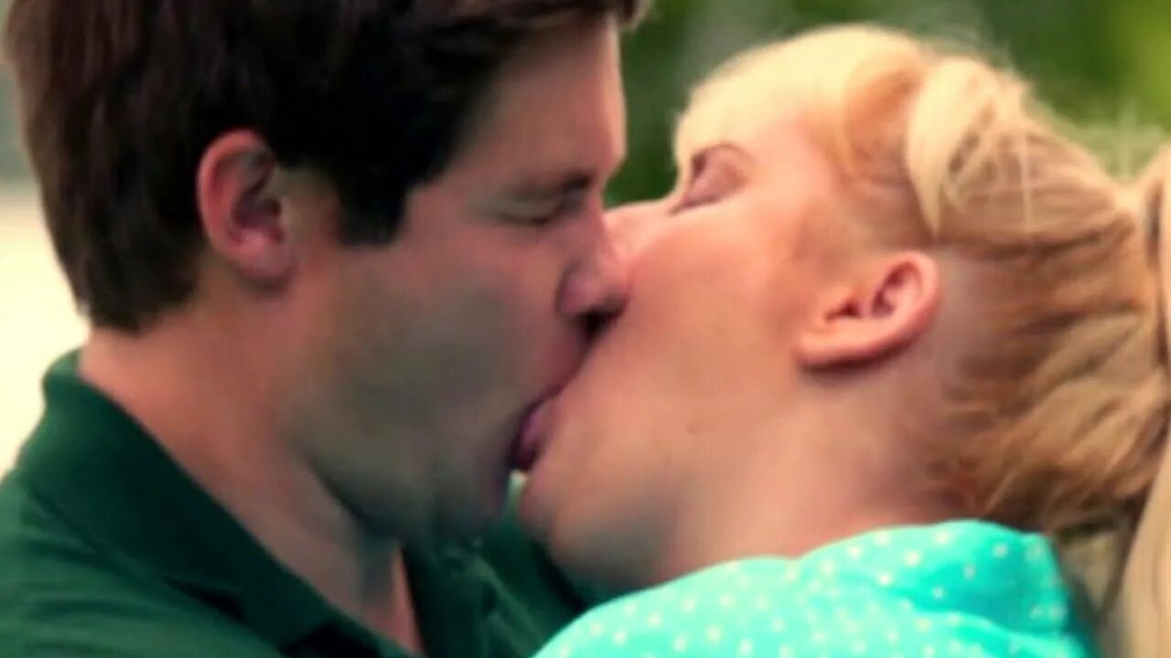 Пенелопа крус и джонни депп поцелуй. Человек паук 2002. Пацаны сериал энни. Сцена поцелуя видео. Страстные поцелуи в дорамах.