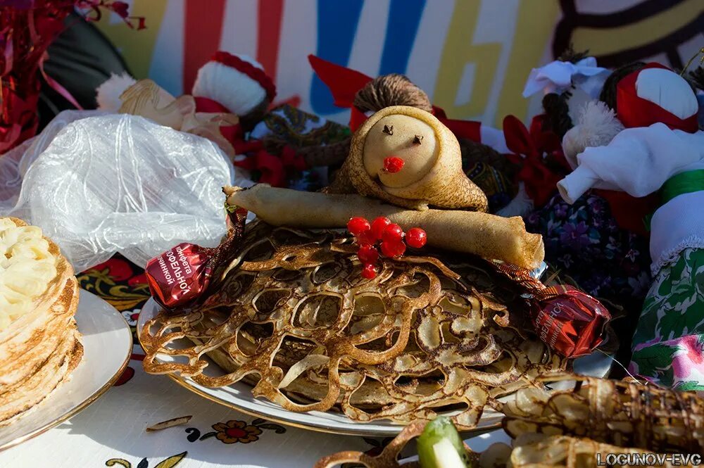 Едят ли на масленицу мясо. Украшение блинов на Масленицу. Декор стола на Масленицу. Композиция из блинов на Масленицу. Украшения из блинов на Масленицу.