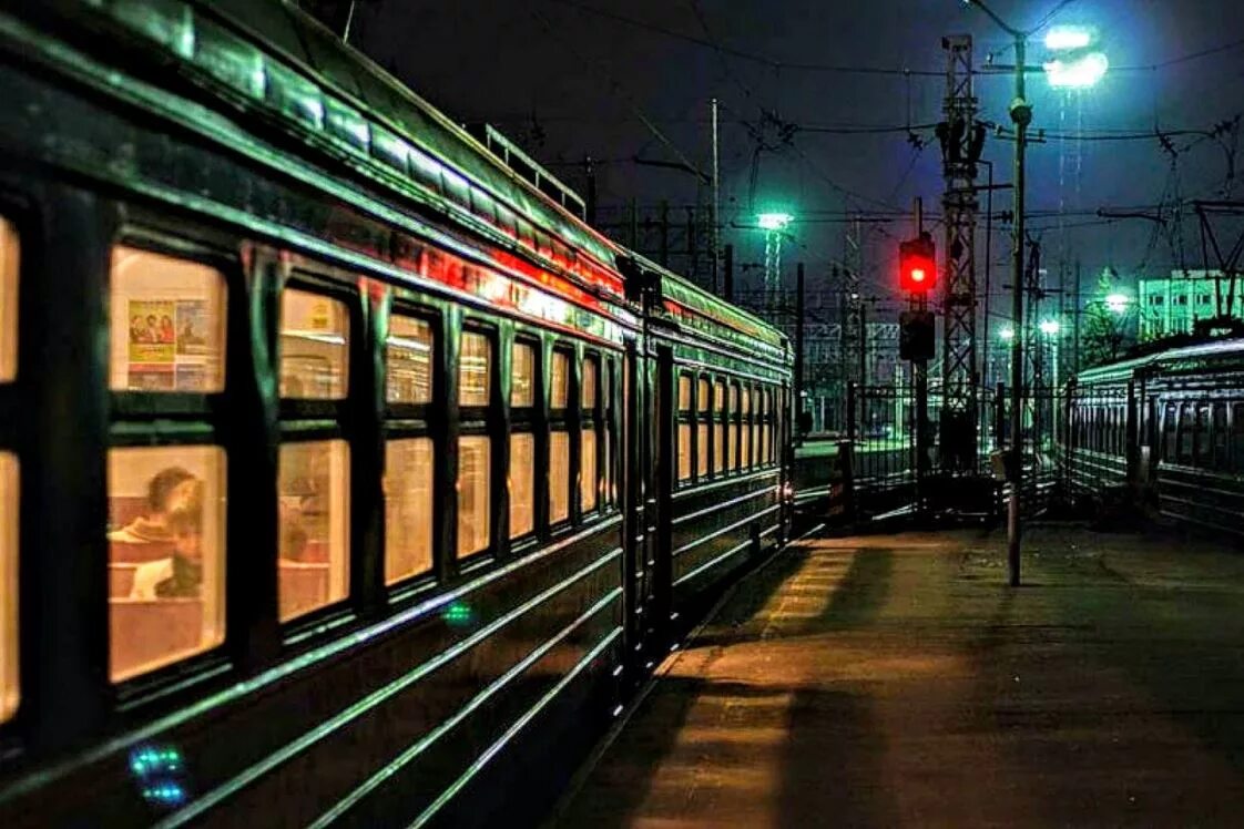 Станция Чехов электричка. Ночной поезд. Поезд ночью. Ночной вокзал.