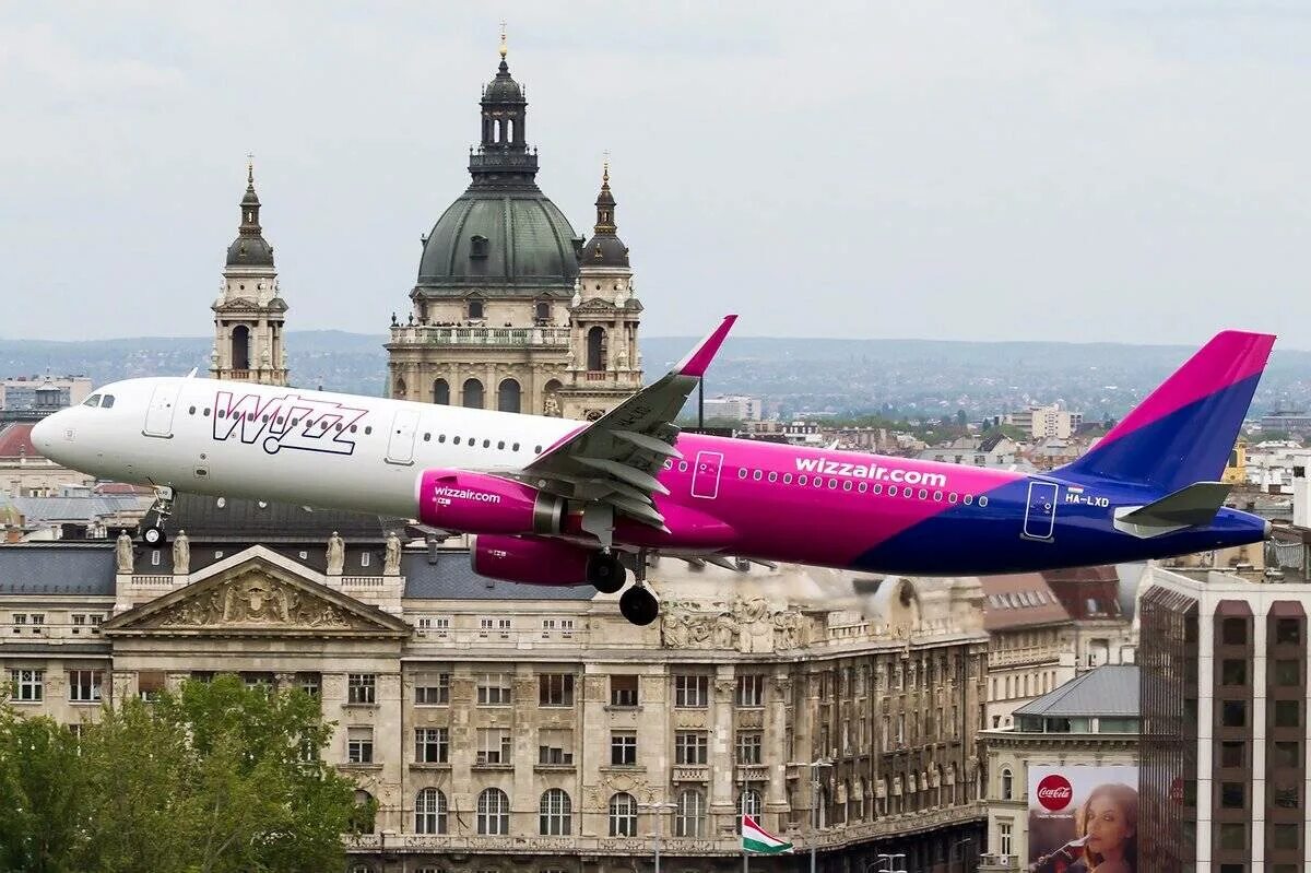 Авиакомпания wizzair. Wizz Air авиакомпания. Самолеты визэйр. Визаир Wizzair самолет. Венгерский лоукостер Wizz Air.