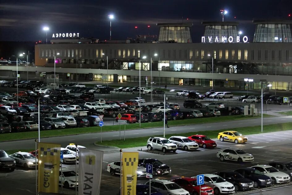 Мерседес пулково. Автомобили пулково. Автомобили пулково. Парковки у аэропорта пулково санкт-петербург. Автомобили пулково.