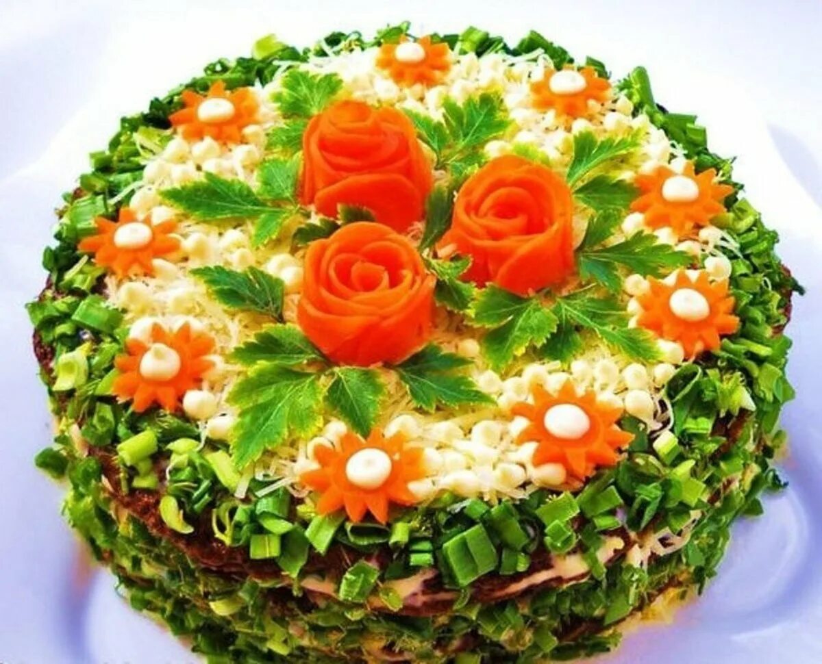 Украшение салатов на день рождения. Необычное украшение салатов. Украшение печеночного торта. Закусочный торт праздничный