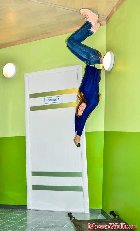 перевернутый дом в екатеринбурге в парке маяковского. перевернутая г. город перевертыш на вднх. музей перевертыш на вднх. дом вверх дном в москве на вднх.