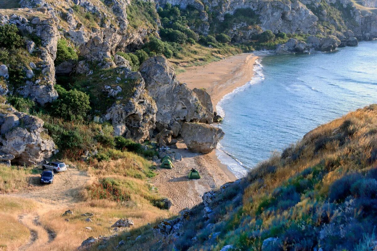 Береговая линия крыма. Генеральские бухты Крым. Генеральские пляжи в Крыму бухты. Щелкино Генеральские пляжи. Генеральские пляжи Крым Дикие пляжи Крыма.