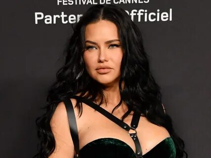 Adriana lima doggy - Adriana Lima Returns to Victorias Secret With Angelic ...