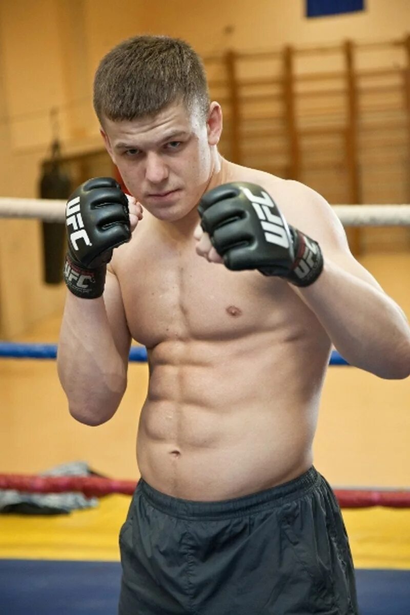 Кирилл иванов красноярск. Мужчина боец. Алексахин боец. Боксёр человек. Nick newell mma.