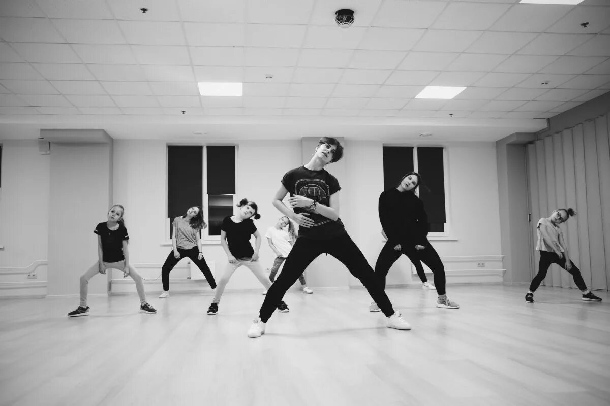 Парадокс танцы курган. Школа современного танца. Парадокс танцы курган. Центр танца парадокс курган. Открытый урок современный танец.