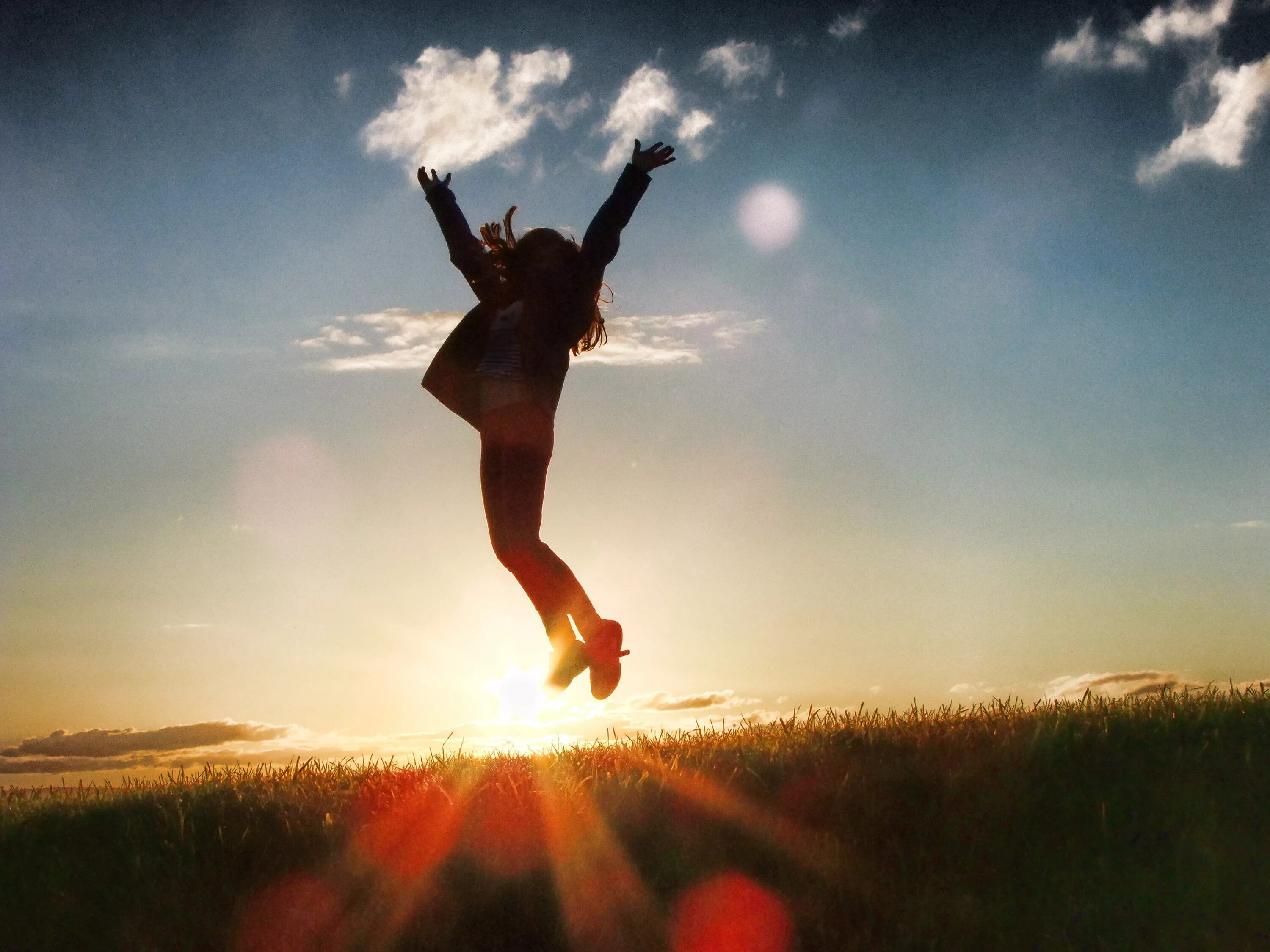 Испытать чувство счастья. Девушка в прыжке. Прыжок счастья. Солнце радость. Счастье солнце.