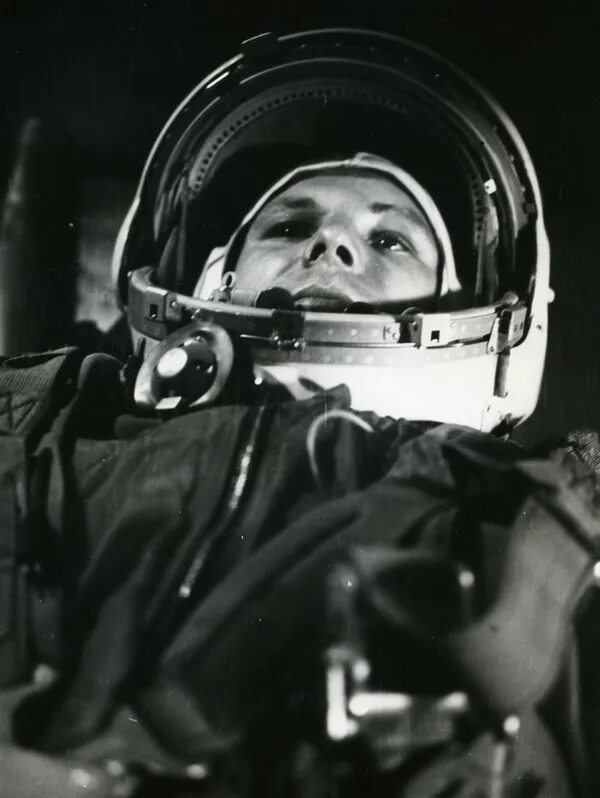 Песня про гагарина он сказал поехали. Гагарин 12 апреля 1961. Кадры полета Гагарина. Первый полет человека в космос. Гагарин полет.