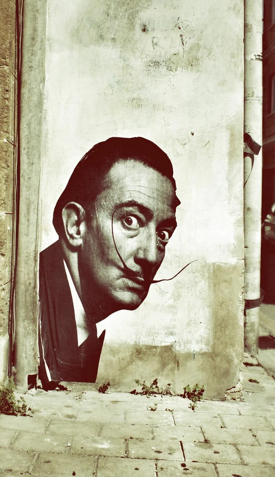 Замок сальвадора дали. Salvador dali ул. Улица в дали. Сальвадор кафе нижний новгород. Banksy salvador dali.