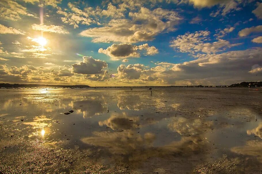 Солнце отражается в воде. Отражение солнца в воде. отражение солнца в море. отражение облаков в море. отражение облаков в воде.