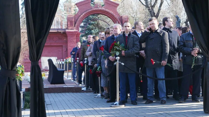 Памятник Владимиру Жириновскому. Открыли памятник Жирин. Новодевичье кладбище.