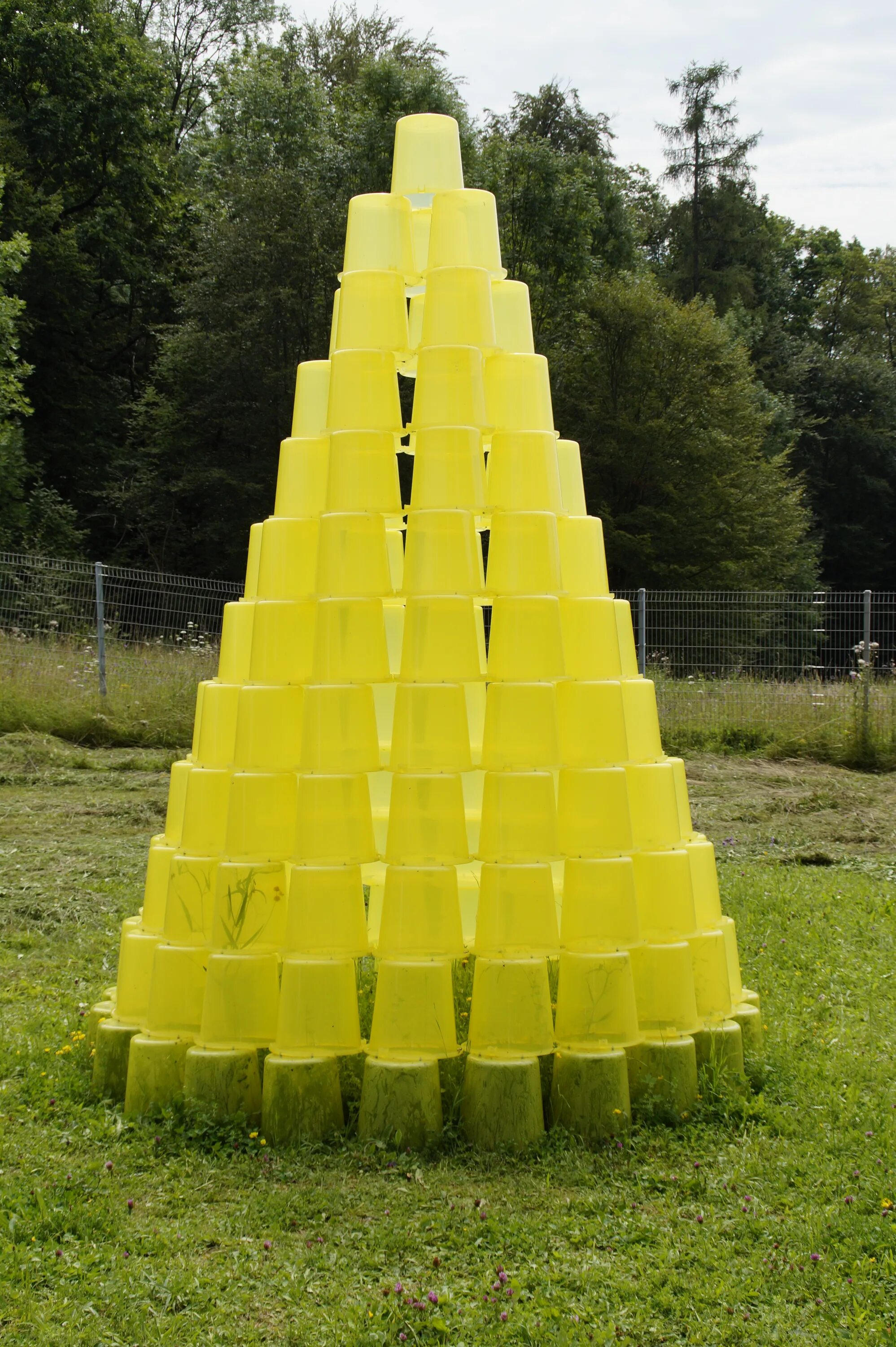 Зеленая пирамида. Пирамида из пластиковых. Грядка пирамида. Пирамидка из ведерок. Stack objects