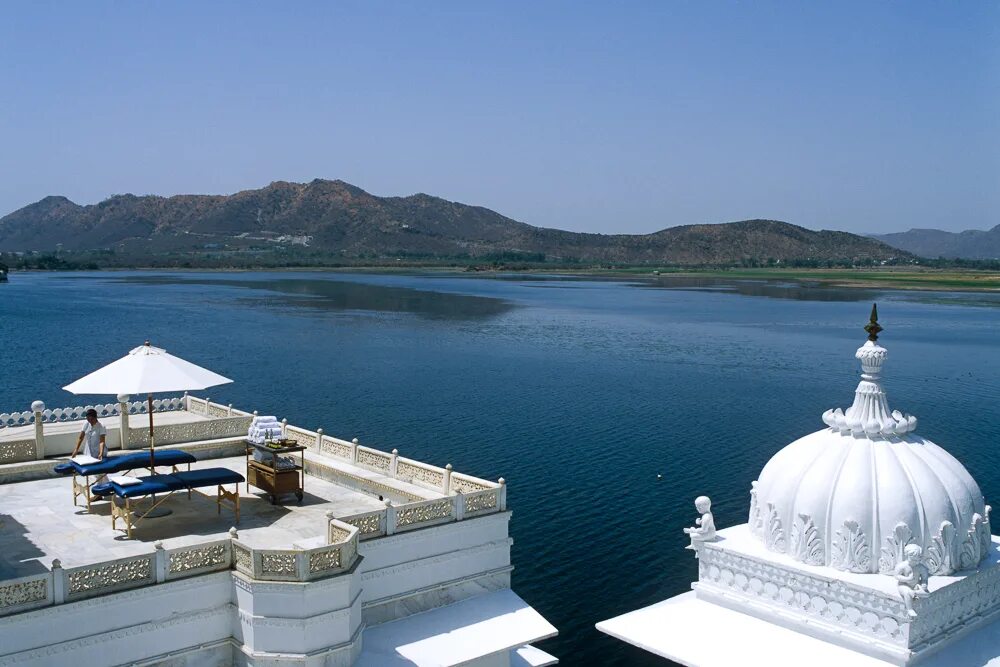 Taj lake. Udaipur lake palace. taj lake palace. taj lake palace спа. дворец озера пикола — летняя резиденция многих правителей..