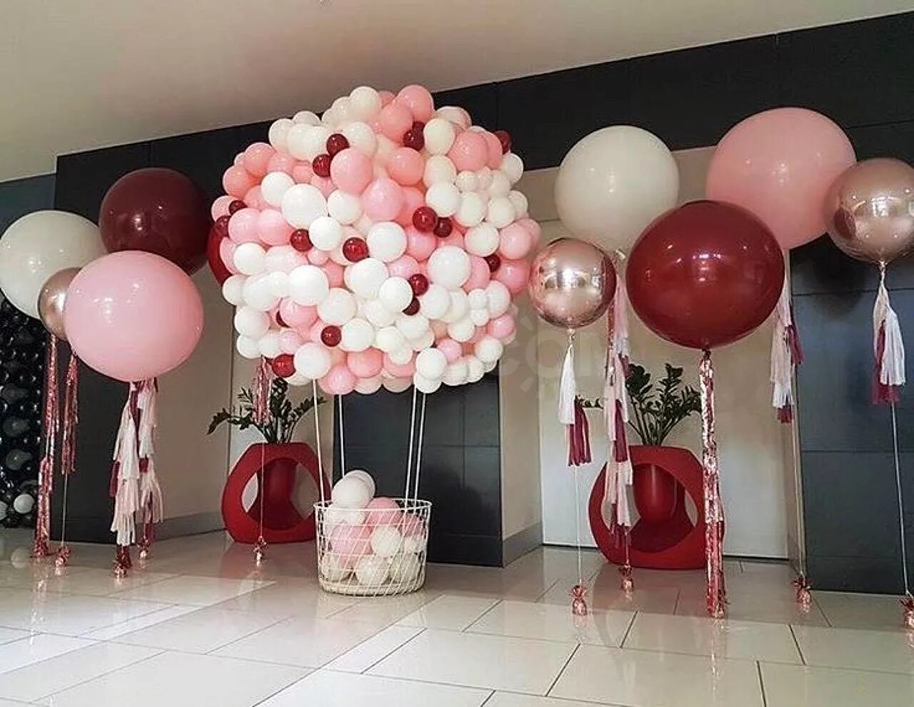 воздушные шары аэростаты. шары гелевые красно зеленые. воздушные шары круглосуточно. воздушные шары круглосуточно. красно зеленые шары.