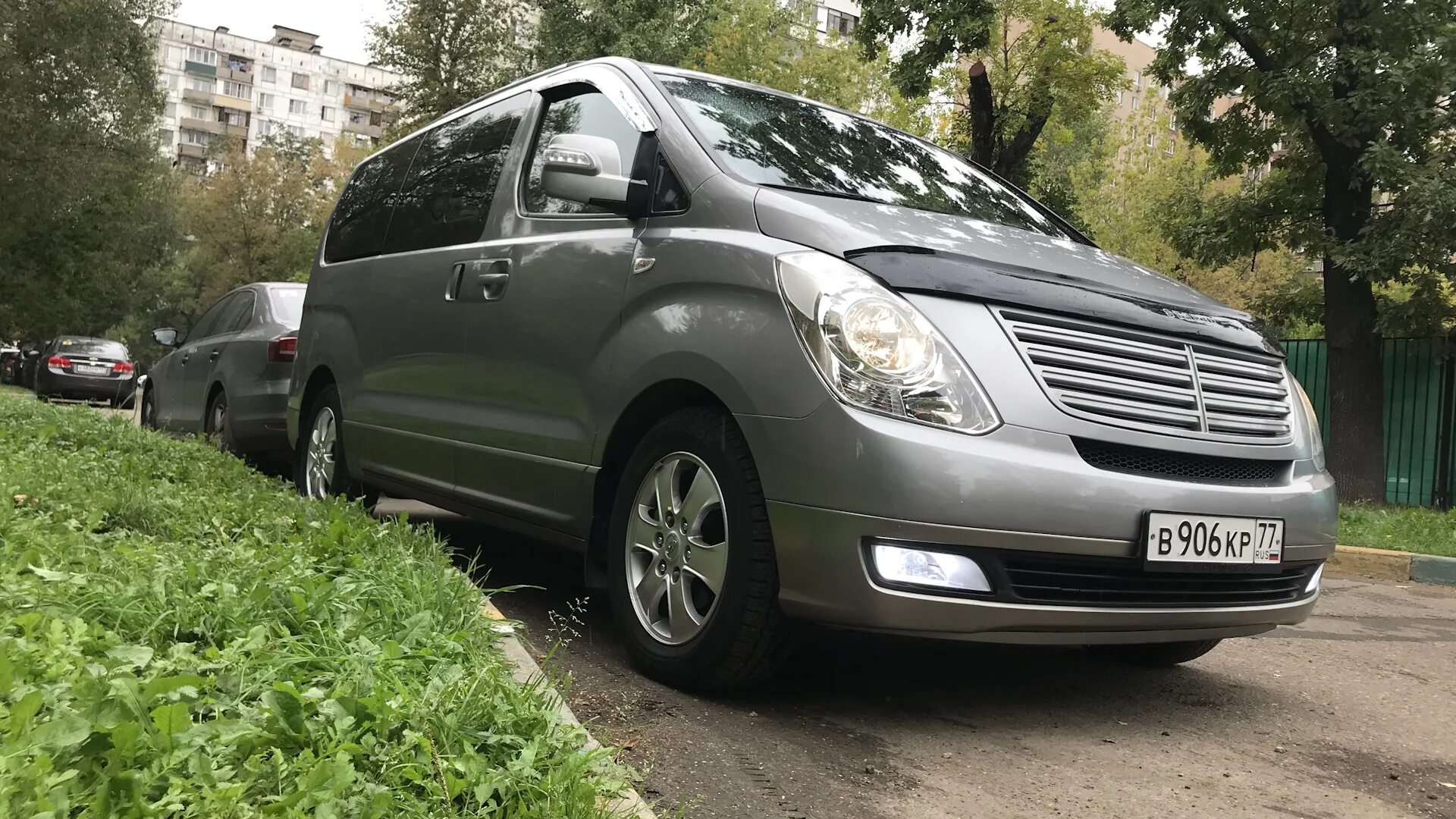 Купить хундай б у спб. Hyundai Grand Starex 2012. Hyundai Starex бизнес класс. Машина по фирме Starex. Красивые яркие цвета Аэро для Старекса 2003.