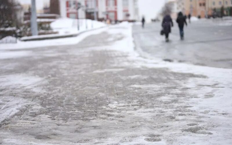 Небольшой снег. Пасмурно небольшой снег. Ветер и гололед. Гололед Саранск. Ноябре выпадет снег