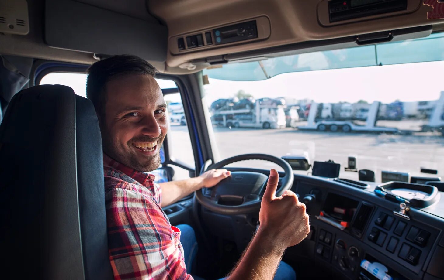 Водитель грузовика. Водитель фуры. Водитель грузовика Truck Driver. Работа водитель б ц е